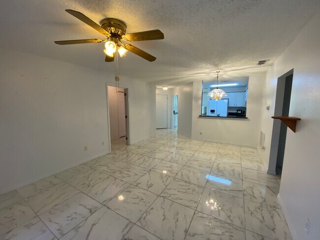 Foto del edificio - Home for rent in 55+ gated community