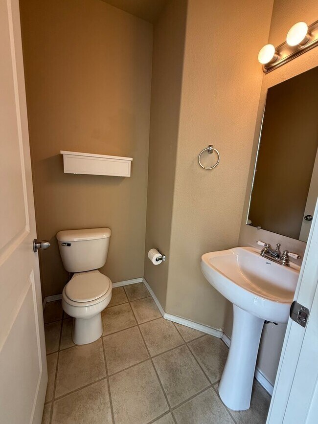 Foto del edificio - 2 Bed/1.5 Bath Townhome Near the Old Mill