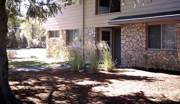 Building Photo - Quaint 2 Bedroom in Redmond -$99 deposit!