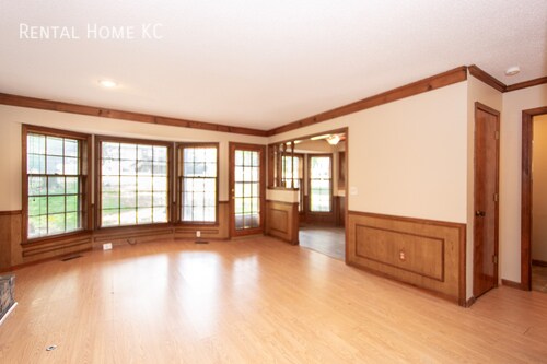 Foto del edificio - Traditional Overland Park 4-bedroom 2-stor...