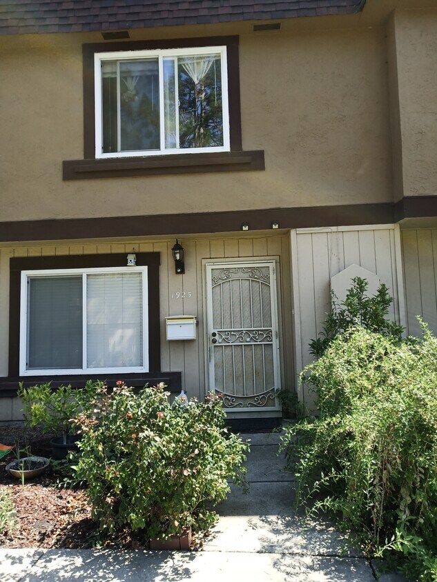 Front door - 1925 Vinedale Sq