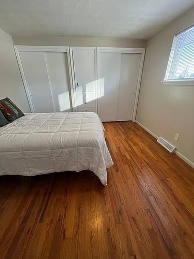 Building Photo - Cute 2 Bedroom Duplex in the Heart of Love...