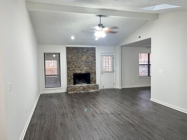 Building Photo - Spacious, Updated 3 Bed/2 Bath Ranch!