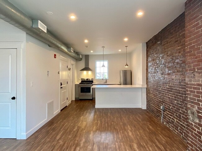 Building Photo - 105 Broadway