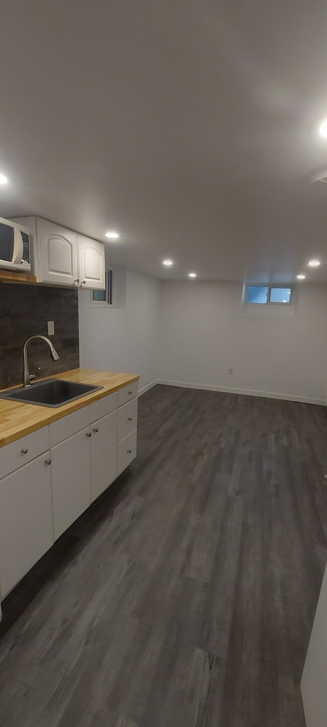 Building Photo - 74 Burnaby Blvd