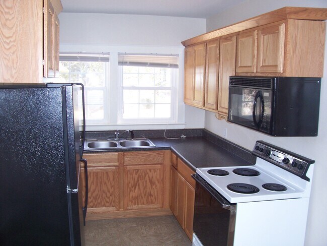 Compact kitchen w/laundry closet - 63 Elm Bend Road