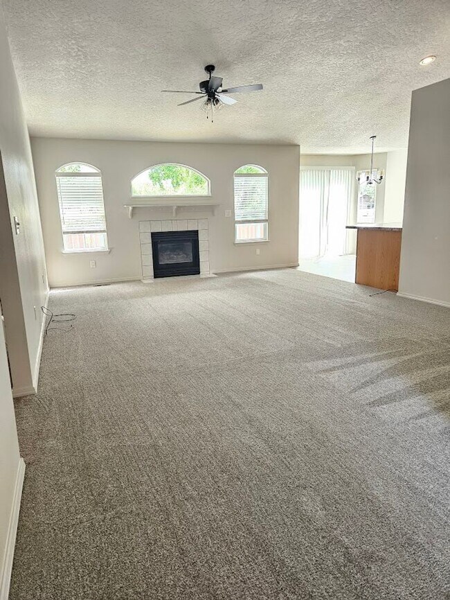 Foto del edificio - NEW TO MARKET 4 Bedroom Home - Central Mer...