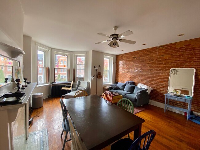 Building Photo - For Rent: Charming Living on St. Paul Stre...