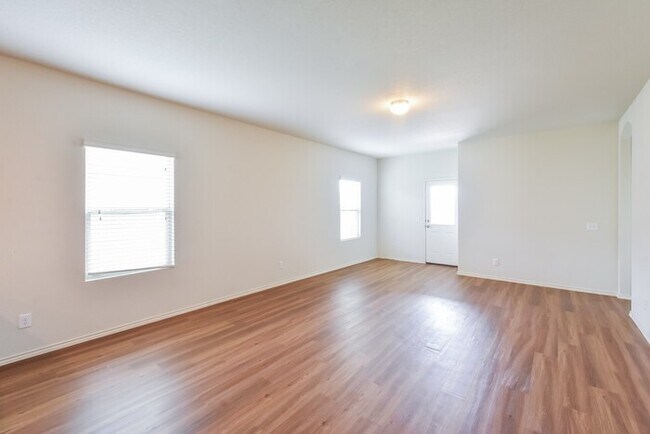 Building Photo - Spacious 3/2 + flex room.  One Story. Clos...