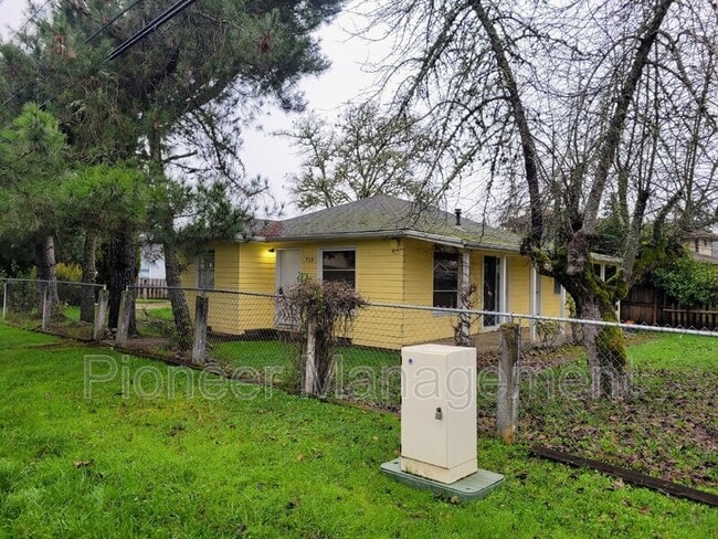 Building Photo - 710 W Broccoli St