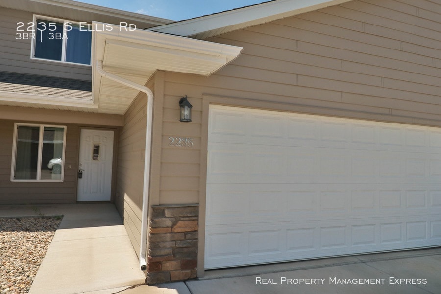 Primary Photo - 2235 S Ellis Rd