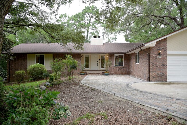 Building Photo - Luxury 5 Bedroom Rental in Rocky Bayou!