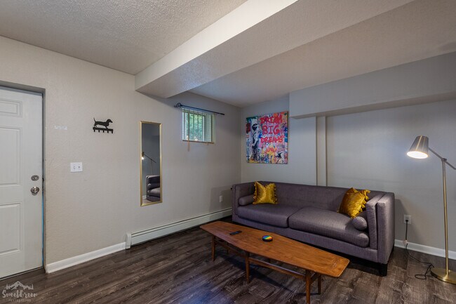 Foto del edificio - 1579 W Maple Ave