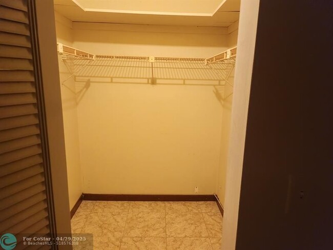 Foto del edificio - 5830 NW 64th Ave
