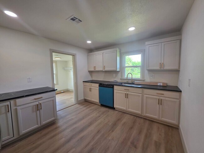 Building Photo - Gorgeous 3 bedroom 1 bath Duplex on street level (separate studio located below).