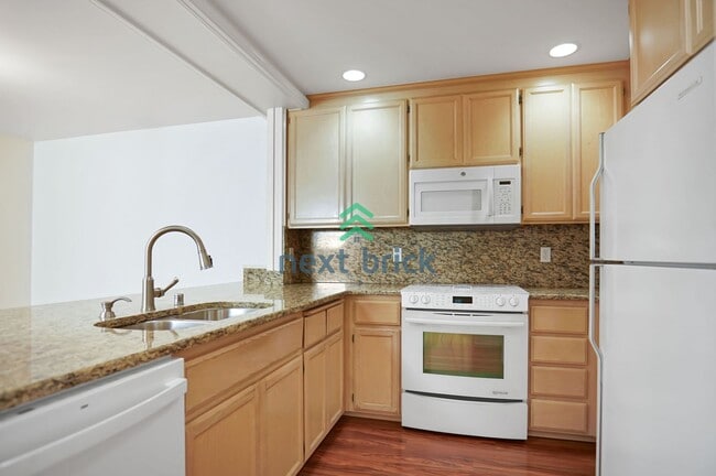 Building Photo - 3 Bed 2.5 Bath Townhome for Rent in Kirkland!