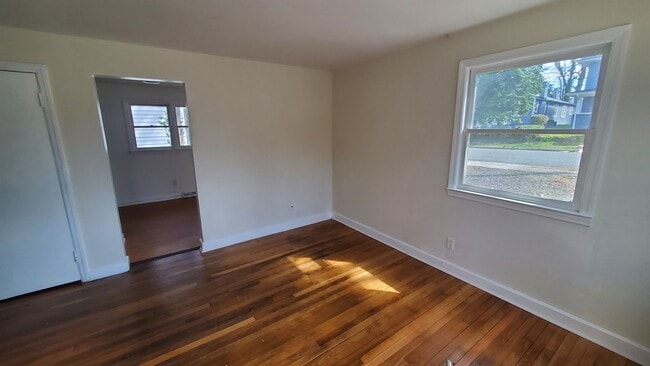 Building Photo - 3 Bedroom 1 Bathroom House