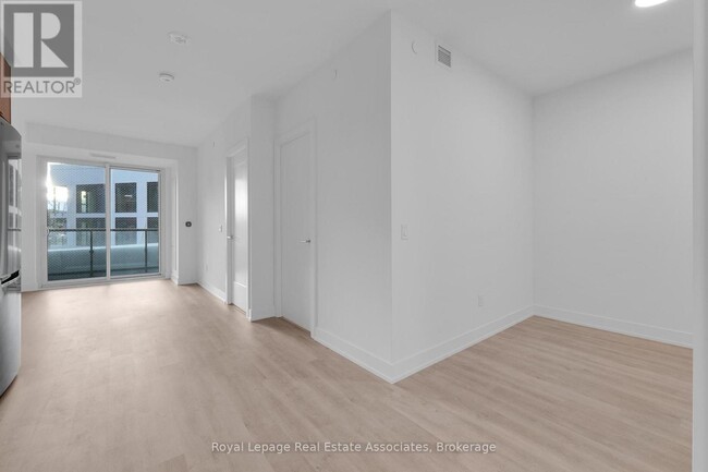 Photo du bâtiment - 60 Central Park Roadway