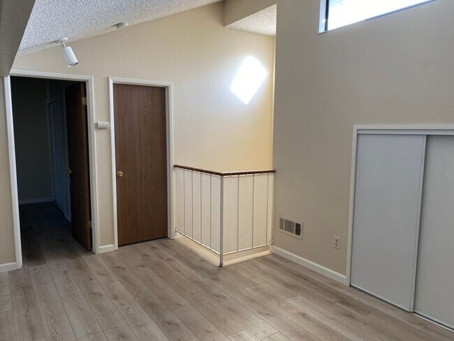 Foto del edificio - Well maintained Harbor Bay townhome. 2 bed...