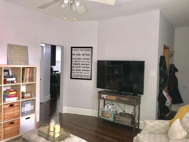 Foto del edificio - 2117 W Berteau Ave