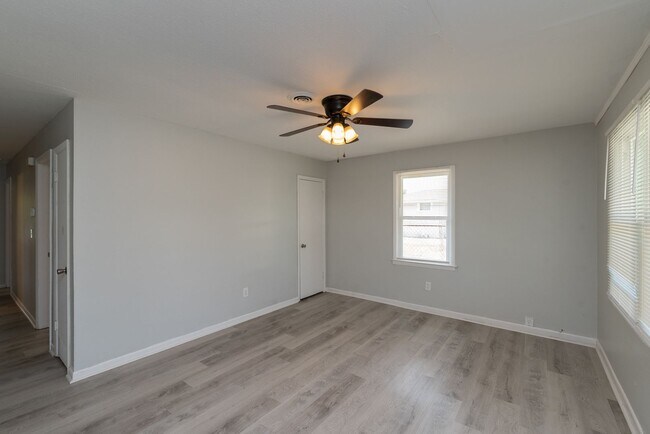 Building Photo - **Section 8 Welcome** $1,250 - Recently Up...