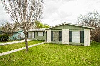 Building Photo - 511 Jamaica Dr