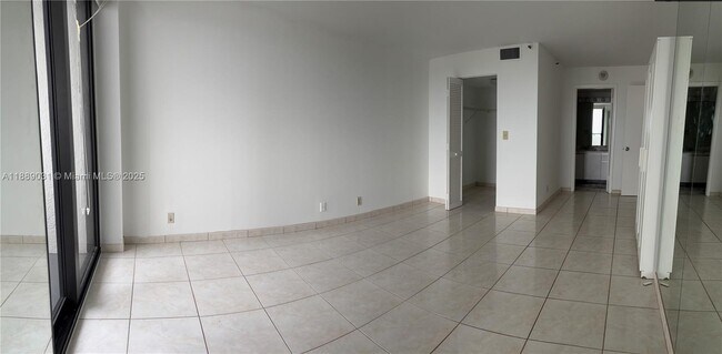 Foto del edificio - 2555 Collins Ave