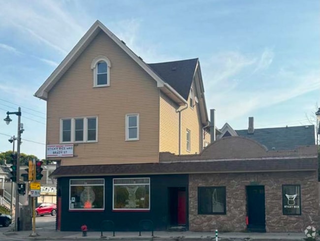 Building Photo - 707 E Brady St