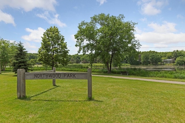 Foto del edificio - Manor Royal Apartments