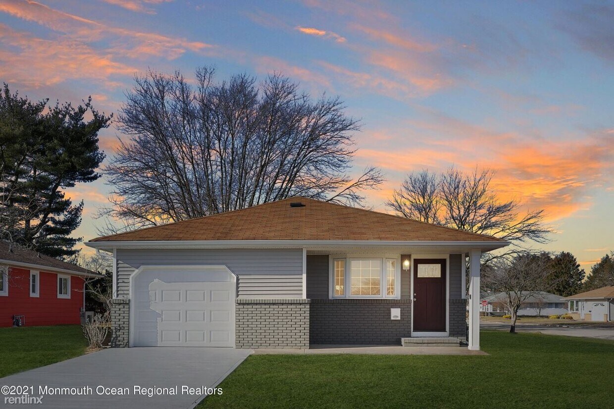 Primary Photo - 1 br, 1 bath House - garage