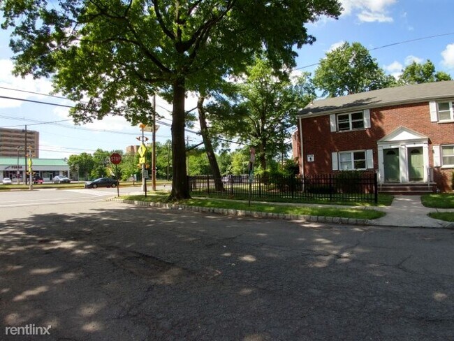 Building Photo - 1 br, 1 bath Condo - 1 Carolyn Ter B Unit B