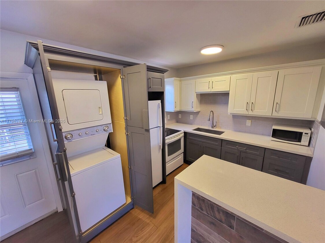 Foto principal - 2355 SW 27th St