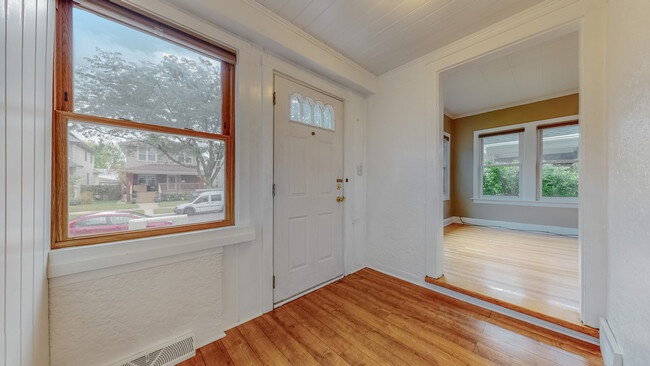 Building Photo - 937 Mapleton Ave