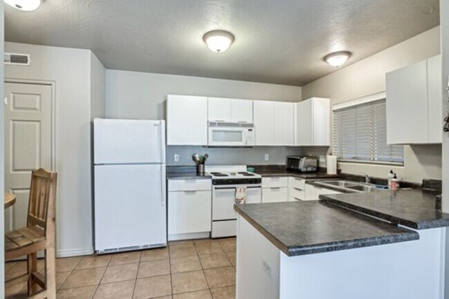 Building Photo - 838 E 700 N