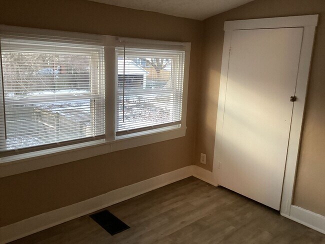 Foto del edificio - 3712 Wayne Ave 2BR/1BA (Dayton)