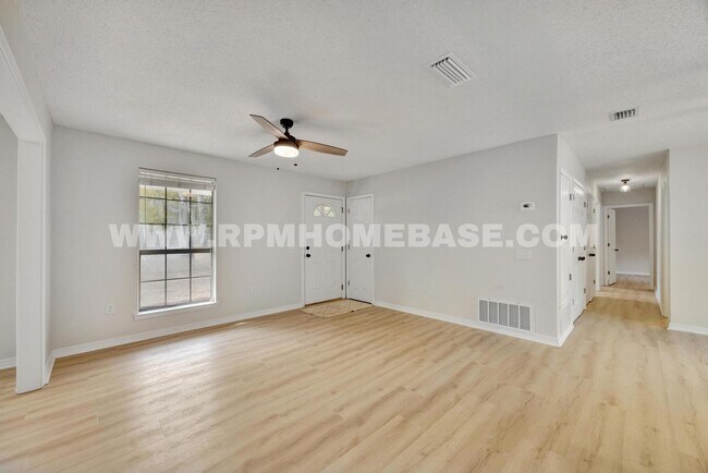 Foto del edificio - Fully Renovated 5-Bedroom Home with Modern...