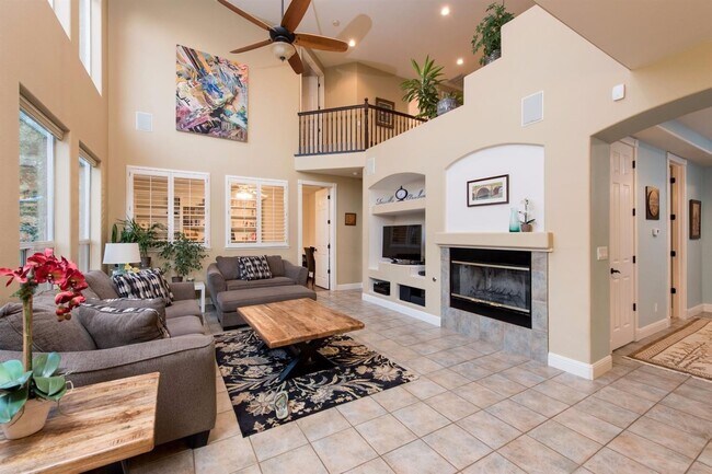 Building Photo - Stunning 3300sf North Fresno Home