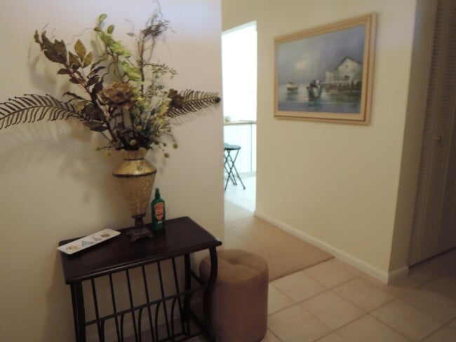 Building Photo - 1209 S Lakes End Dr