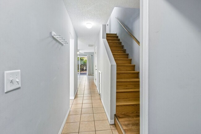 Foto del edificio - Adorable Beach Townhouse Close to Downtown