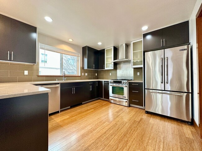 Building Photo - Modern 3-Bedroom Townhome with Stunning Ro...