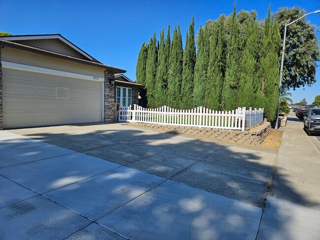 Building Photo - 978 Walnut Dr
