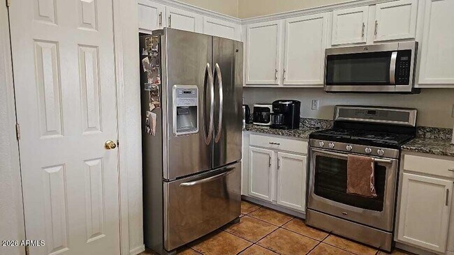 Building Photo - 2174 W Roundwood Pl