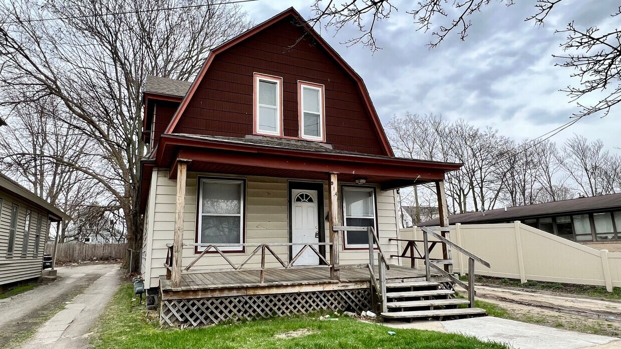 Foto principal - 914 Broadway Ave NW