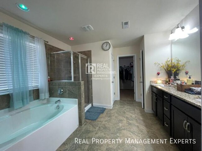 Building Photo - Spacious 5 Bedroom, 3 Bathroom in Concord