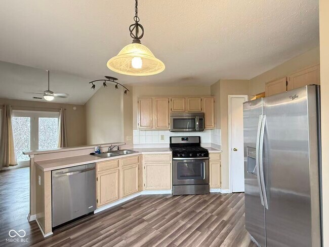 Foto del edificio - 7006 Long Run Dr