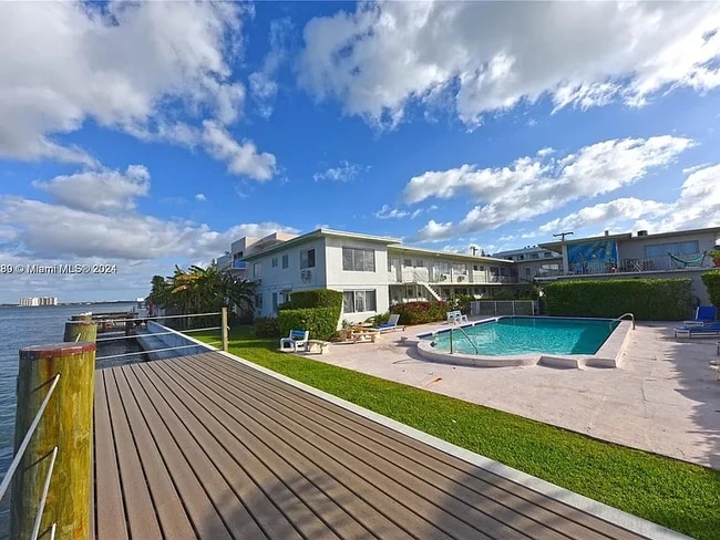 Building Photo - 2250 Bay Dr