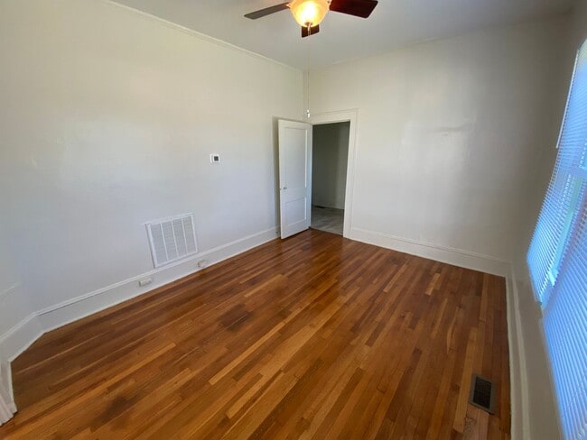 Foto del edificio - Huge Trinity Park Duplex with Office, Shared Fenced Yard and Adorable Porch!