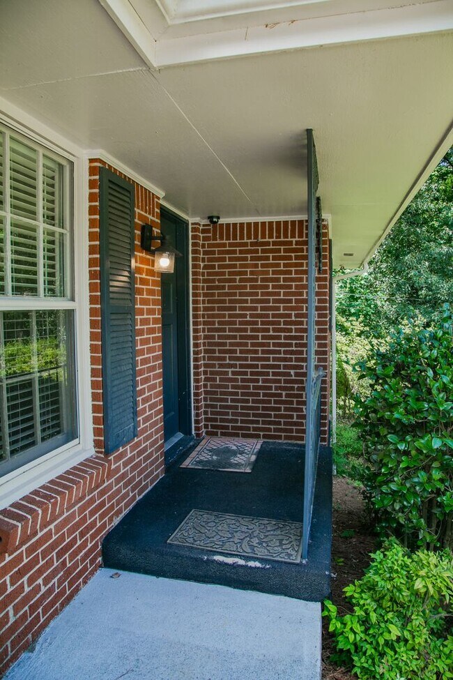 Foto del edificio - Upgraded Brick Ranch with In-law Suite in ...