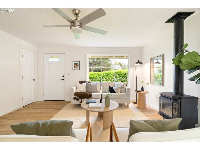 Foto del edificio - Light-Filled 3BD Home with Spacious Living Room & Updated Kitchen