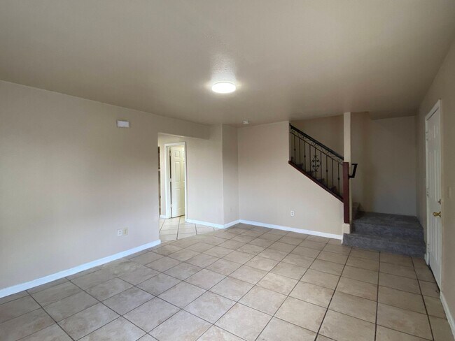 Building Photo - Spacious, 3 Bed, 2 Bath Townhouse
